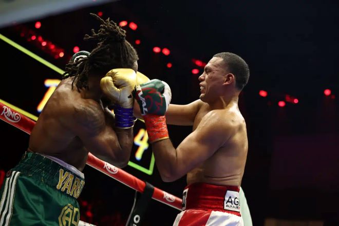 大卫-本纳维德兹7回合TKO安东尼-亚德成功卫冕