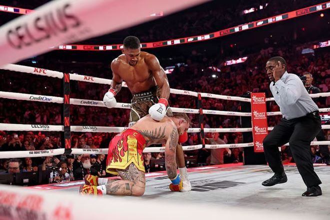 安东尼-约书亚6回合KO杰克-保罗赢得胜利