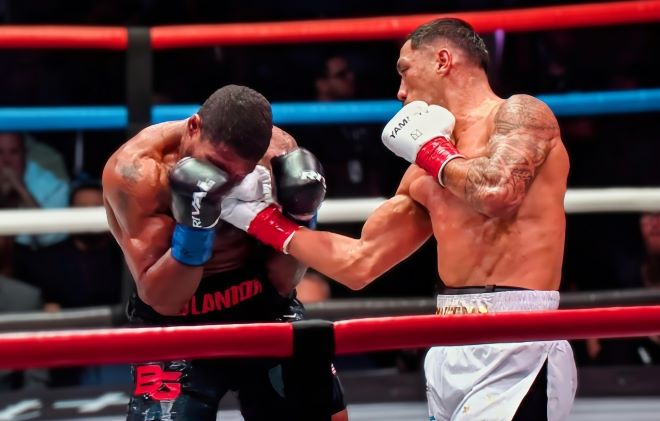 欧佩泰亚完胜格兰顿夺得Zuffa拳王头衔