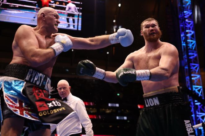 泰森-富里完胜马克赫穆多夫赢得复出战